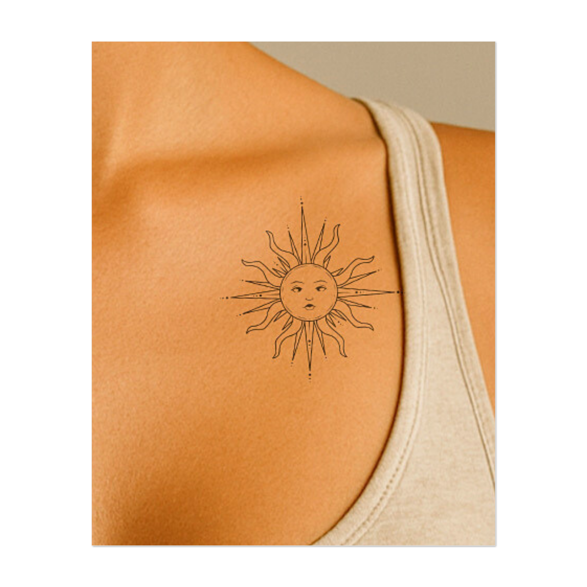 Un sole radioso dal volto sereno, circondato da raggi che alternano linee rette e onde, impreziositi da piccoli punti. Questo design ricco di dettagli unisce energia cosmica e fascino classico, simboleggiando calore, chiarezza e luce interiore.