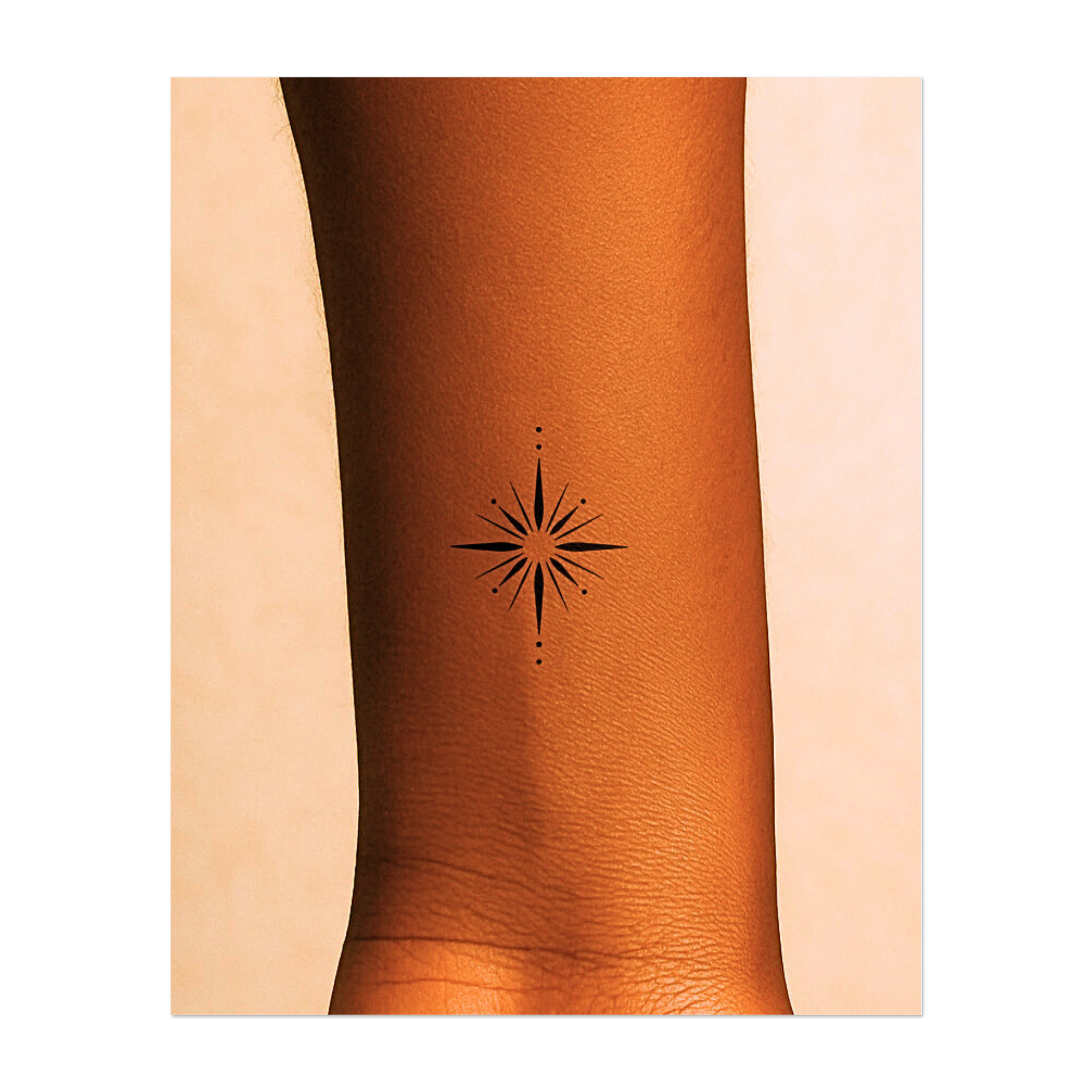 Una sorprendente e simmetrica stella con raggi netti e accenti punteggiati che emanano dal centro. Questo motivo geometrico simboleggia luce, chiarezza e guida; perfetto per una sorprendente dichiarazione di ispirazione celeste.