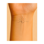 Un'onda elegante e sinuosa, incorniciata da raggi di sole minimalisti e delicati punti. Questo design armonioso simboleggia la tranquillità, il contatto con la natura e l'inizio di una splendida giornata.