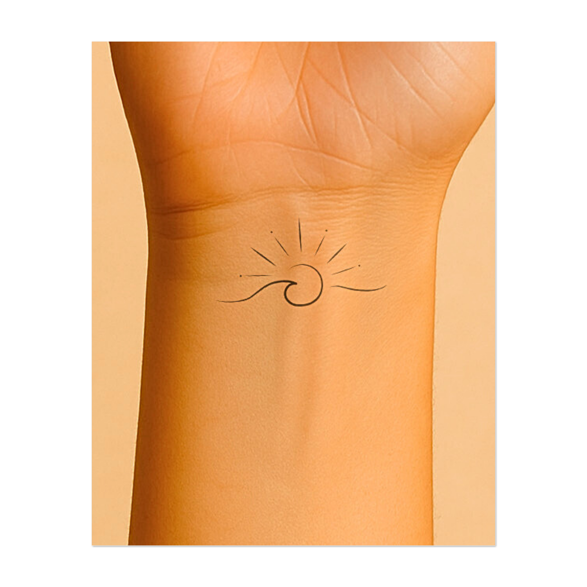 Un'onda elegante e sinuosa, incorniciata da raggi di sole minimalisti e delicati punti. Questo design armonioso simboleggia la tranquillità, il contatto con la natura e l'inizio di una splendida giornata.