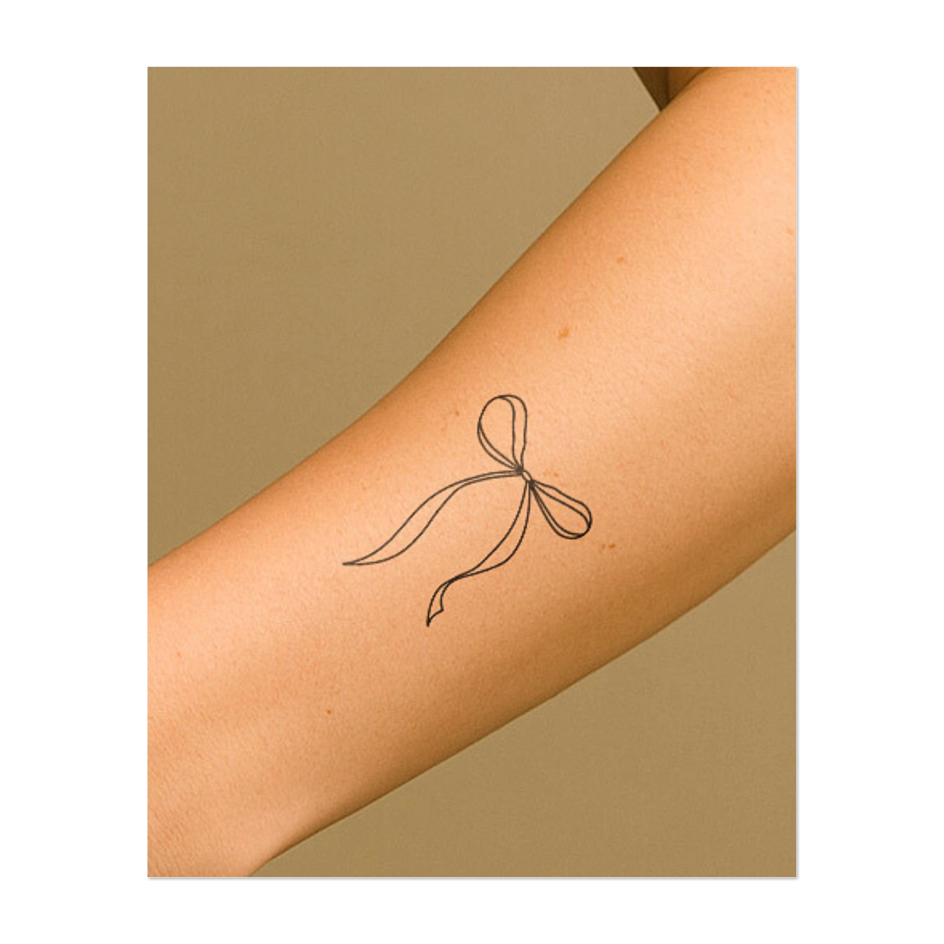 Un delicato fiocco disegnato a mano con estremità lunghe e pendenti. Questo design in filigrana emana eleganza, leggerezza e leggerezza, perfetto per un tocco femminile e affascinante.