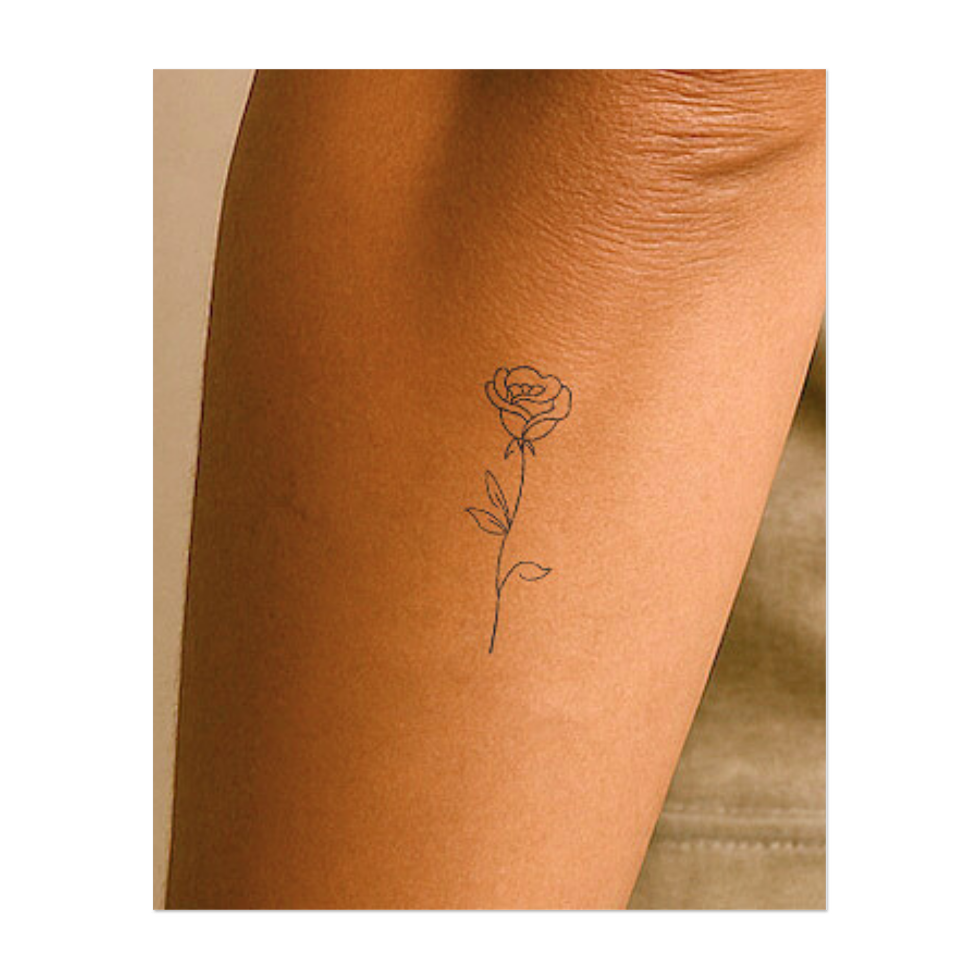 Una rosa delicata e verticale, con petali delicati e linee eleganti. Questo design semplice incarna amore, bellezza e grazia, ideale per un look romantico e senza tempo.