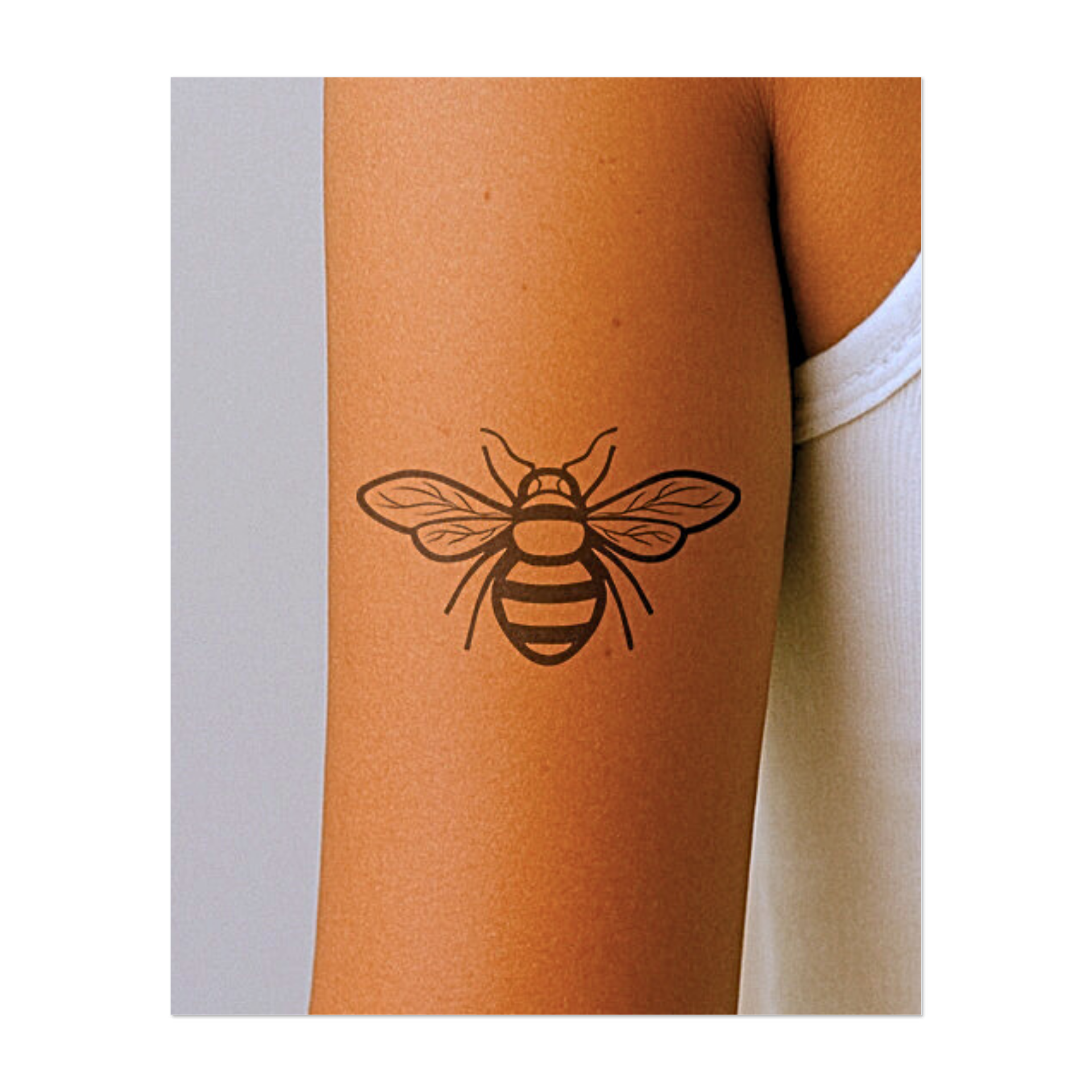 Un sorprendente disegno di un'ape, con linee nere, ali dettagliate e strisce audaci. Questo tatuaggio combina eleganza naturale e significato simbolico, ideale per rappresentare il duro lavoro, la comunità o la forza personale in uno stile chiaro e grafico.