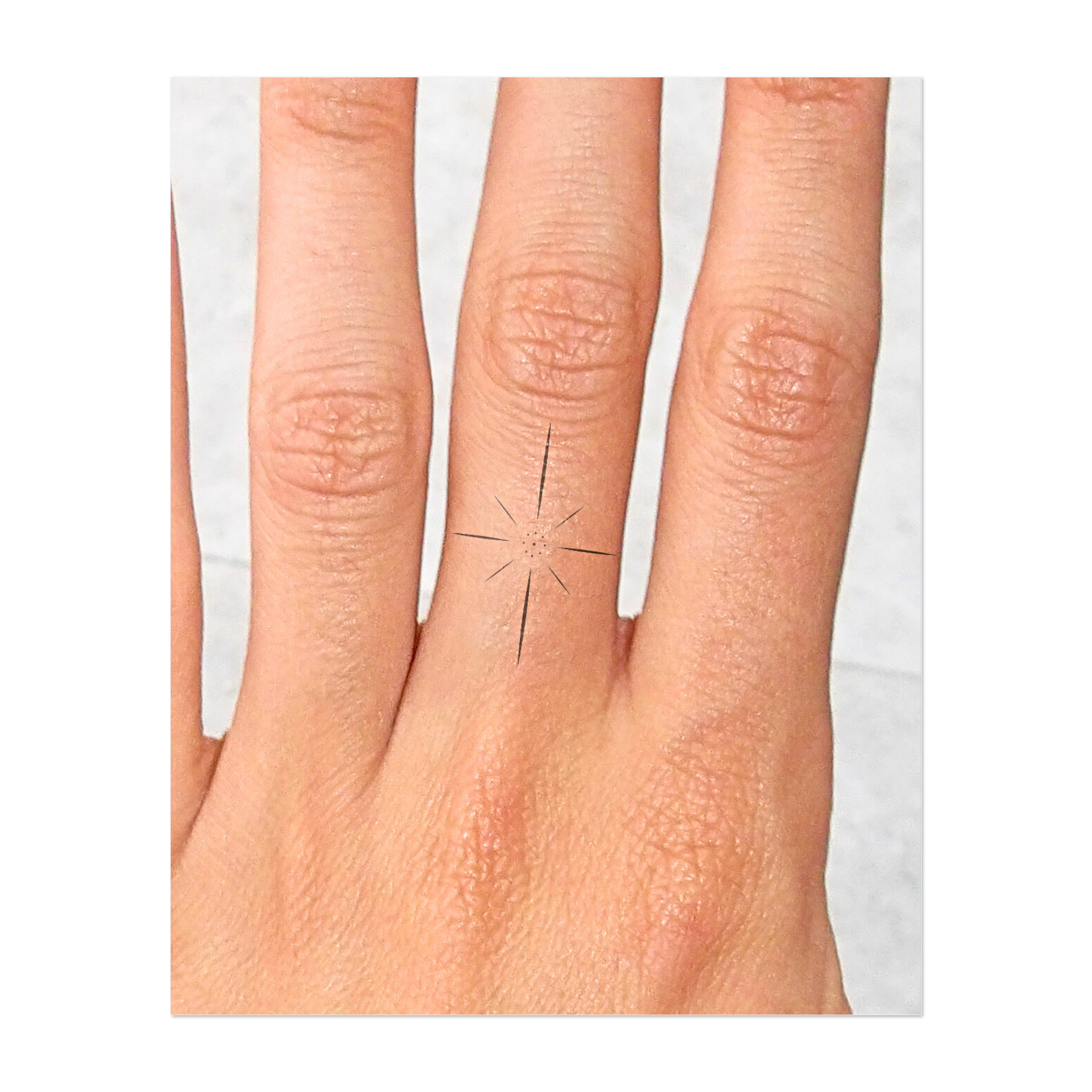 Un motivo a stella simmetrico con linee pulite e puntini sottili: moderno, calmo e pieno di carisma minimalista.