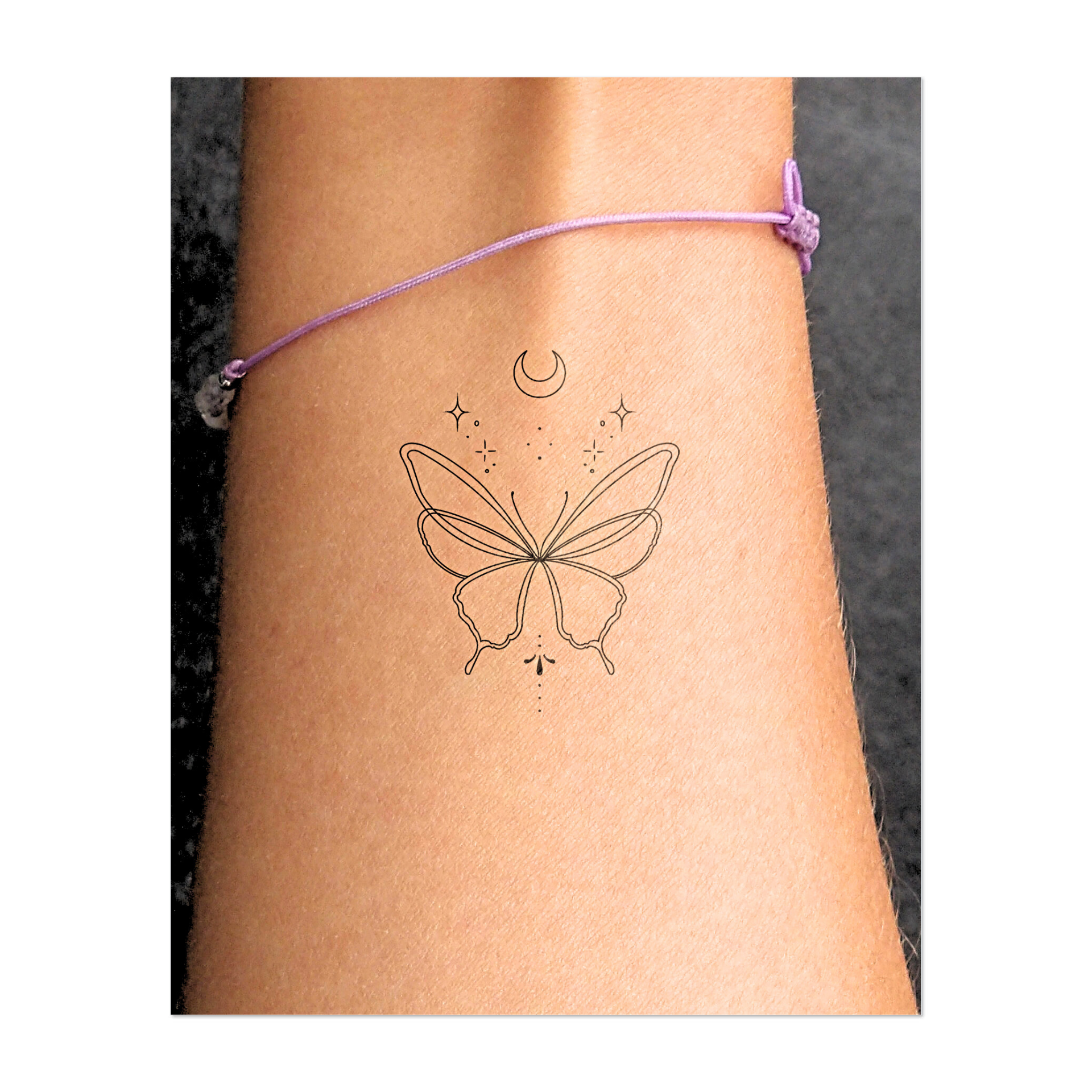 Una delicata farfalla circondata da una luna crescente e stelle scintillanti. Le sue linee pulite e la composizione armoniosa conferiscono a questo design un'aura mistica e onirica, simbolo di cambiamento, leggerezza e magia.