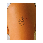 Un delicato ramo nero con foglie sottili disposte in elegante simmetria. Questo design ispirato alla natura emana tranquillità, crescita ed eleganza; è perfetto per un tocco delicato e naturale, con un tocco organico senza tempo.