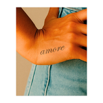Elegante e fluido, questo design presenta la parola "amore" in un elegante carattere corsivo. Con il suo significato romantico, "amore" in italiano, è un grazioso simbolo di passione, connessione e bellezza in un carattere senza tempo.