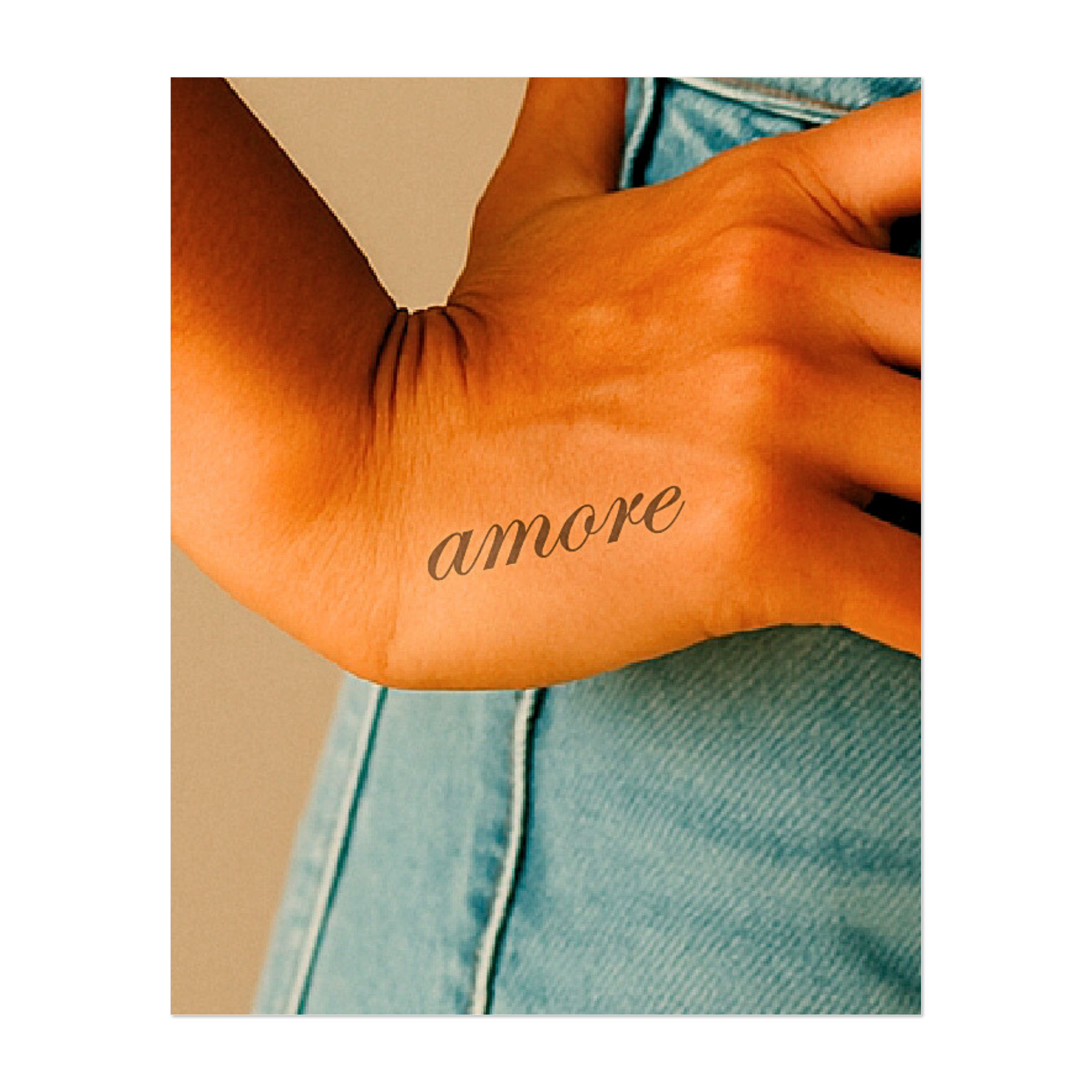 Elegante e fluido, questo design presenta la parola "amore" in un elegante carattere corsivo. Con il suo significato romantico, "amore" in italiano, è un grazioso simbolo di passione, connessione e bellezza in un carattere senza tempo.