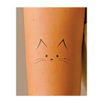 Un muso di gatto semplicissimo e carino, composto da poche linee: orecchie, occhi, naso e baffi. Questo disegno giocoso è carino, pulito ed espressivo, perfetto per gli amanti degli animali che apprezzano il minimalismo.