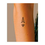 Una sorprendente "A" stilizzata abbinata a un cuore nero. Questo design incarna amore, felicità e fiducia: chiaro, sorprendente e immediatamente riconoscibile sia dai giocatori di carte che dai romantici.