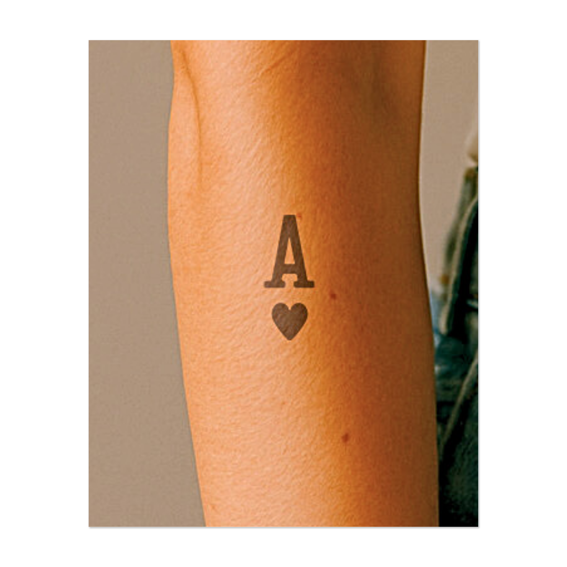 Una sorprendente "A" stilizzata abbinata a un cuore nero. Questo design incarna amore, felicità e fiducia: chiaro, sorprendente e immediatamente riconoscibile sia dai giocatori di carte che dai romantici.