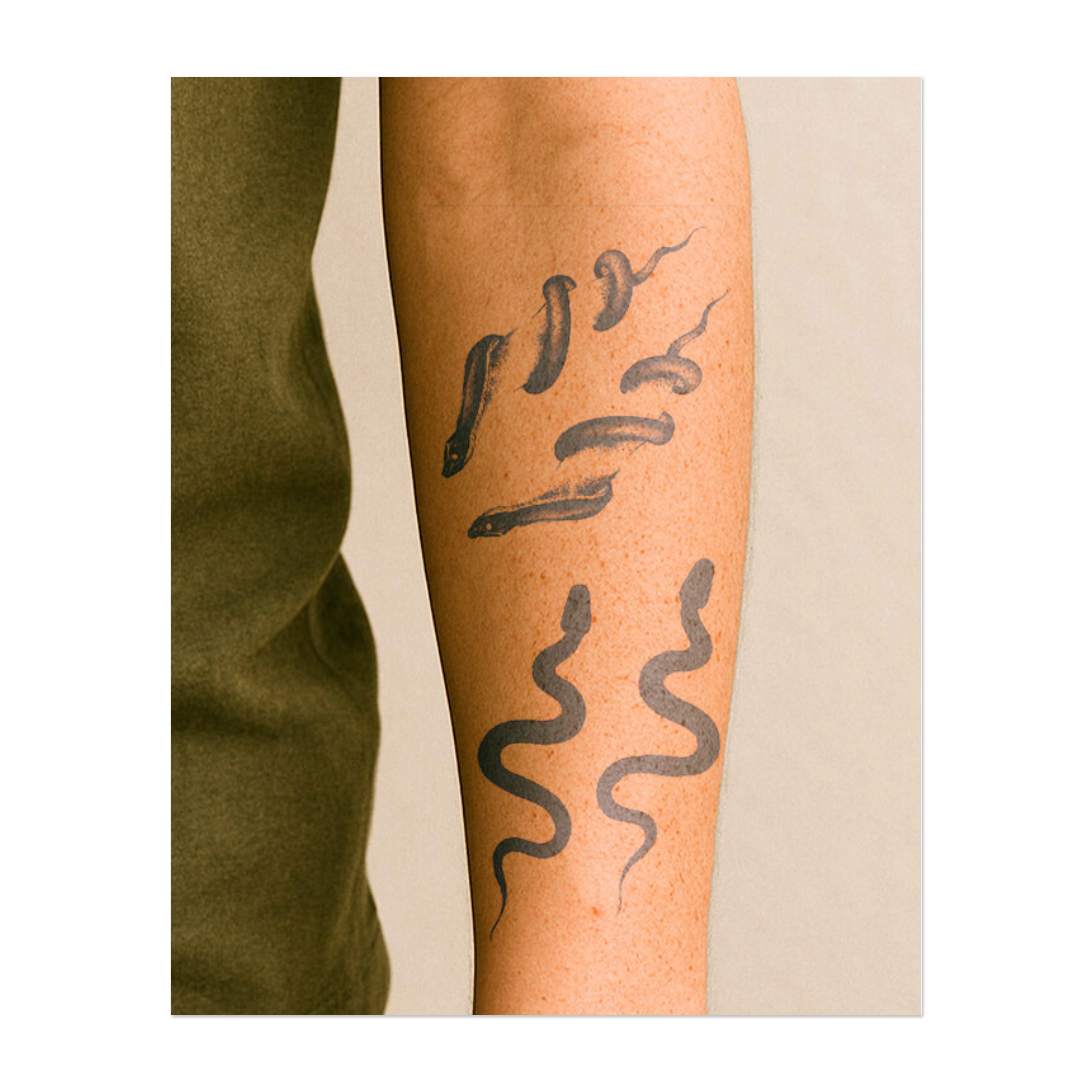 Serpenti che si muovono seguendo motivi fluidi e sinuosi. Il disegno ne evidenzia le forme sinuose e flessibili, simboleggiando trasformazione, pericolo e saggezza. Il tatuaggio cattura l'essenza misteriosa e potente dei serpenti.