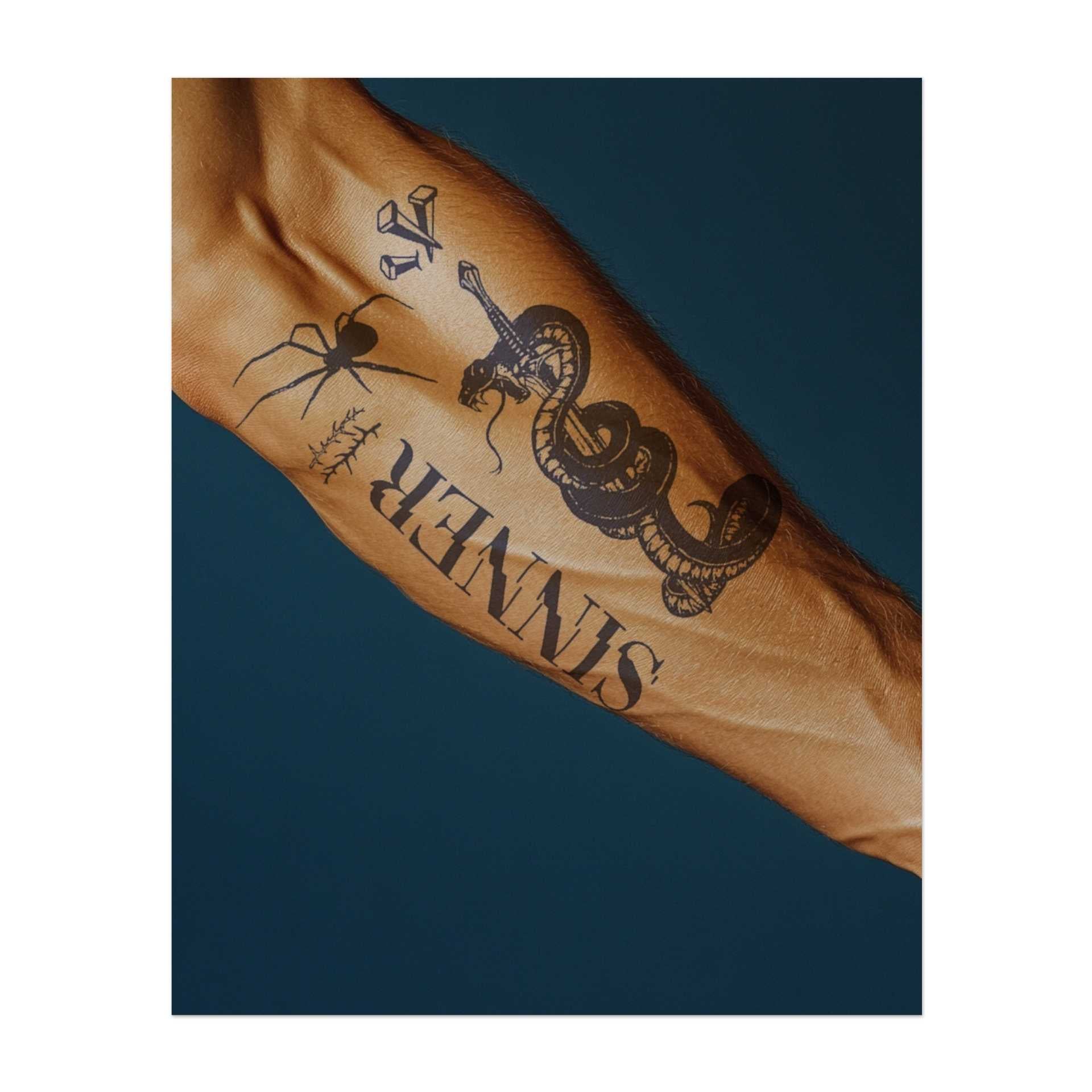 Ein Bündel kräftiger Symbole: eine Spinne, ein Dorn, eine Schlange, die sich um eine Gitarre windet, und das Wort 