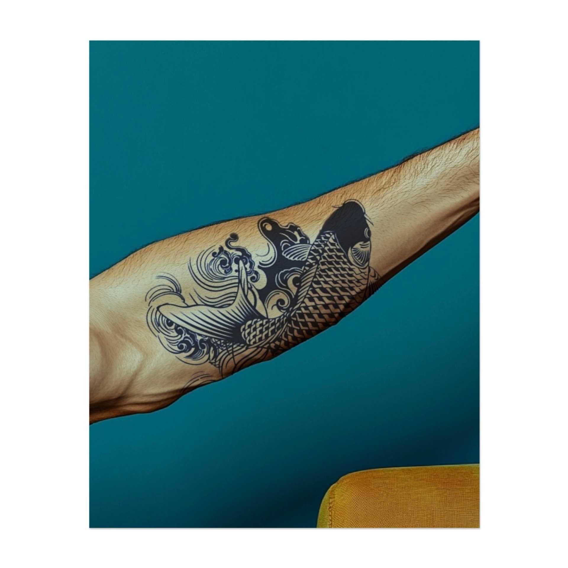 Una vivace carpa koi che nuota in onde vorticose. Questo tatuaggio simboleggia forza, resistenza e trasformazione, ispirato alla credenza giapponese secondo cui le carpe koi possono superare gli ostacoli.