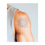 Un sole calmo con un volto sereno, adornato da raggi a forma di cuore, circondato da nuvole e stelle. Questo disegno simboleggia calore, amore ed energia cosmica, combinando la bellezza celeste con la profondità emotiva.