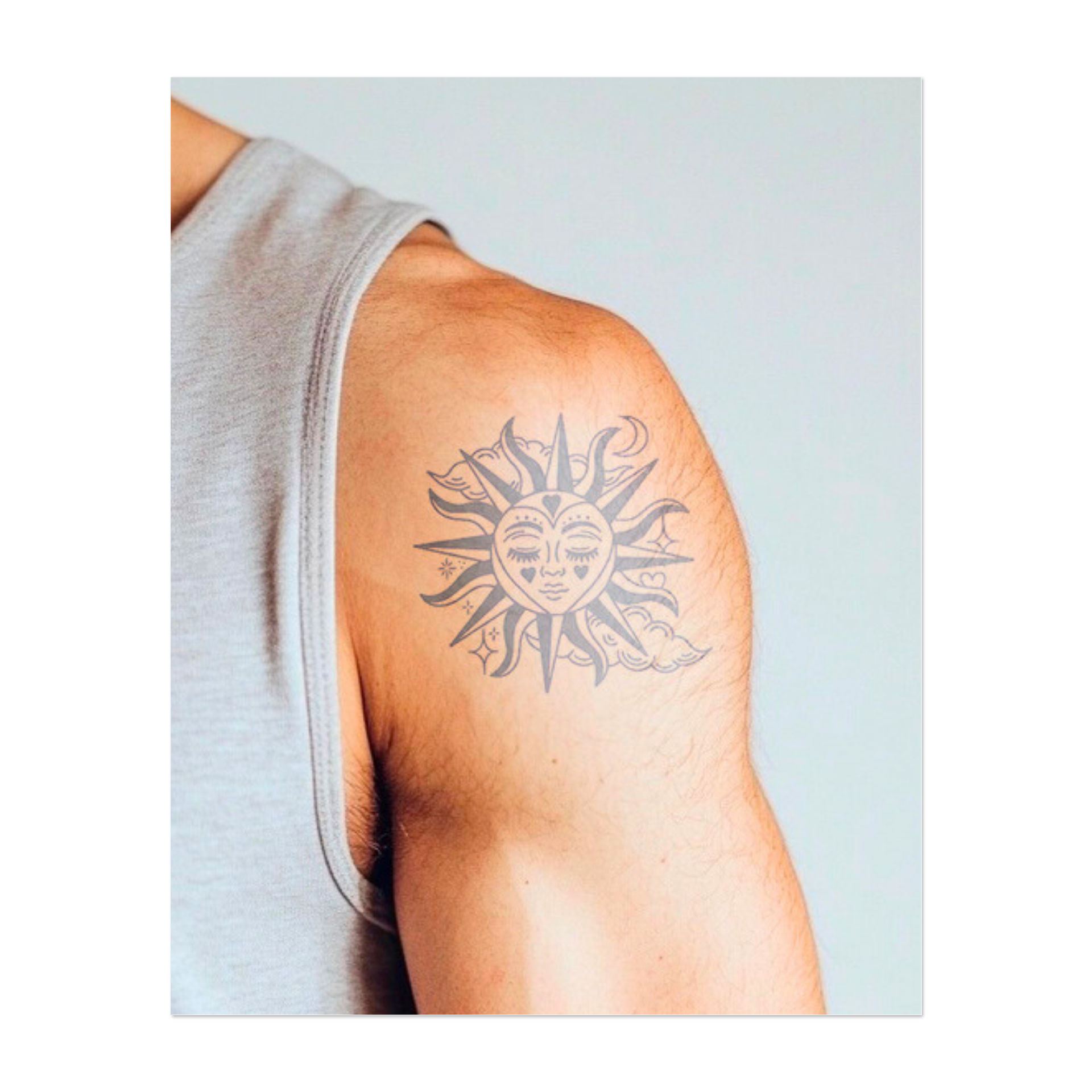 Un sole calmo con un volto sereno, adornato da raggi a forma di cuore, circondato da nuvole e stelle. Questo disegno simboleggia calore, amore ed energia cosmica, combinando la bellezza celeste con la profondità emotiva.