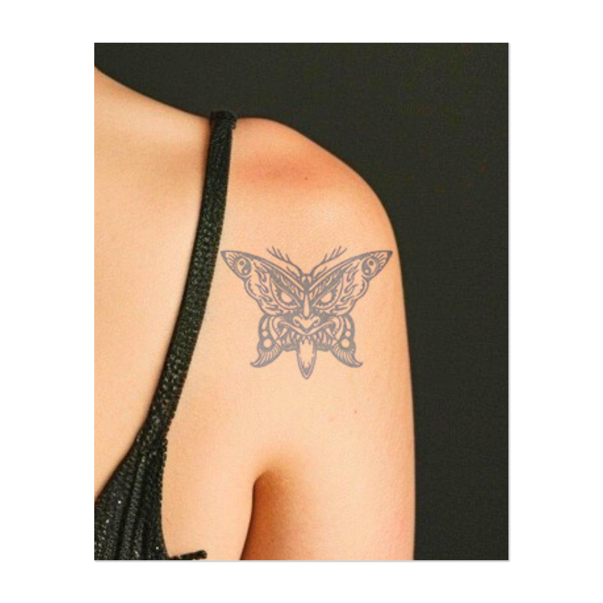 Un disegno a ventaglio decorato con rose in fiore e delicate farfalle. Il tatuaggio simboleggia eleganza, bellezza e libertà, combinando il fascino della natura con il movimento aggraziato del ventaglio.