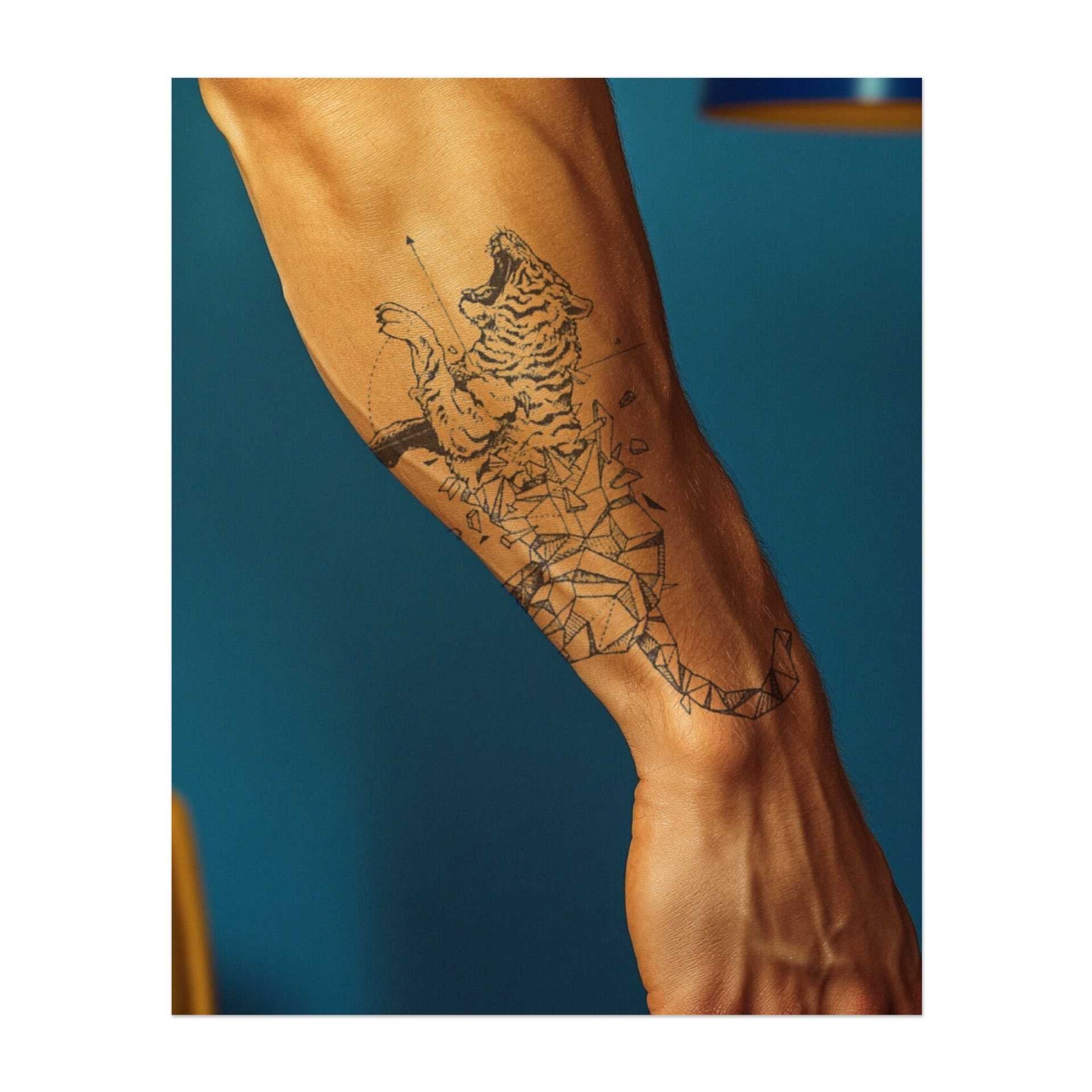 Un tatuaggio dinamico di una tigre che si frantuma in frammenti geometrici. Questo disegno simboleggia forza e trasformazione mentre la forma della tigre si frantuma e si ridefinisce. Un tatuaggio potente per chi abbraccia il cambiamento e la resilienza di fronte alle sfide.