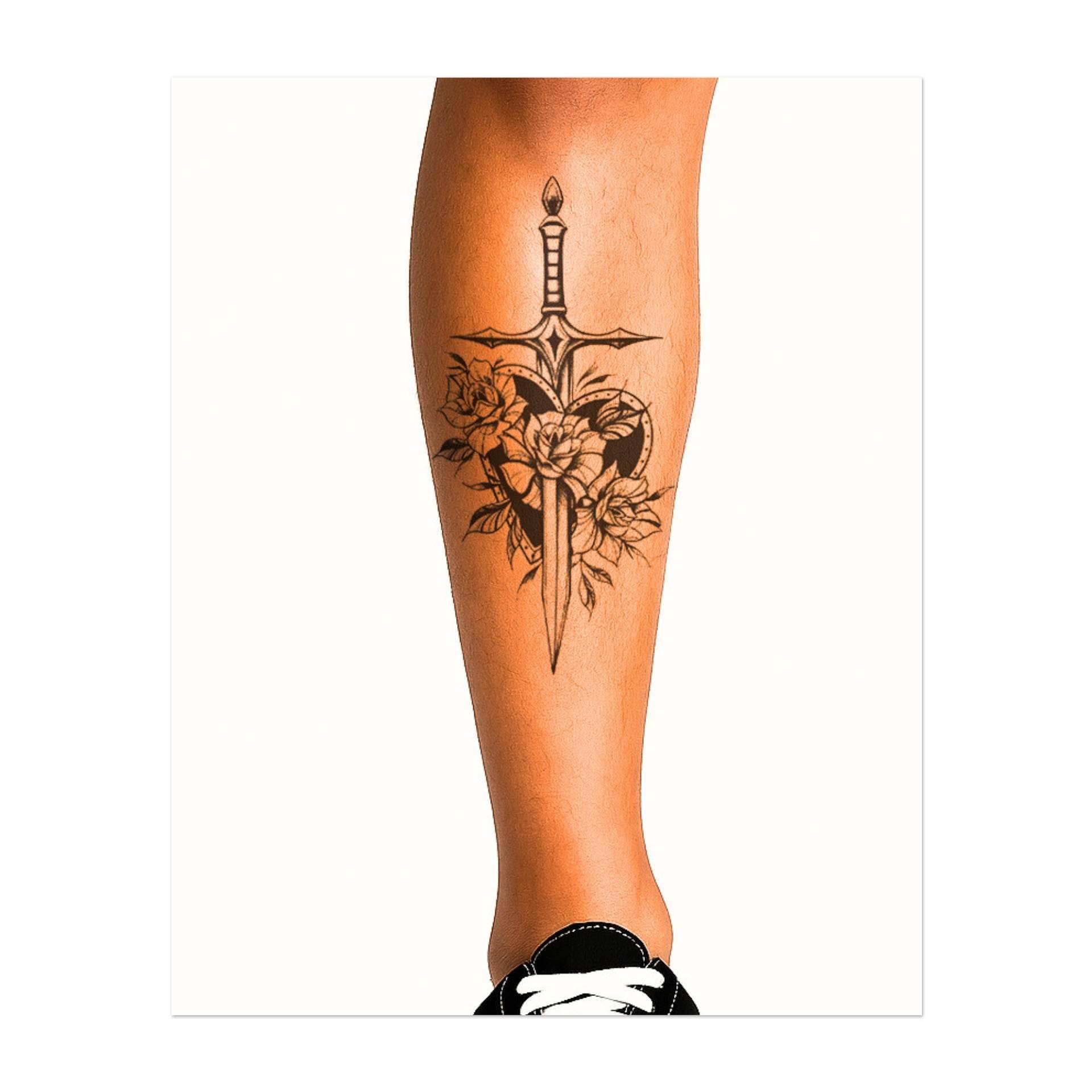 Una spada che trafigge un cuore, circondata da splendide rose. Questo design simboleggia l'amore, la forza e l'equilibrio tra bellezza e potere. Perfetto per chi abbraccia sia la passione che la resilienza nel proprio percorso.