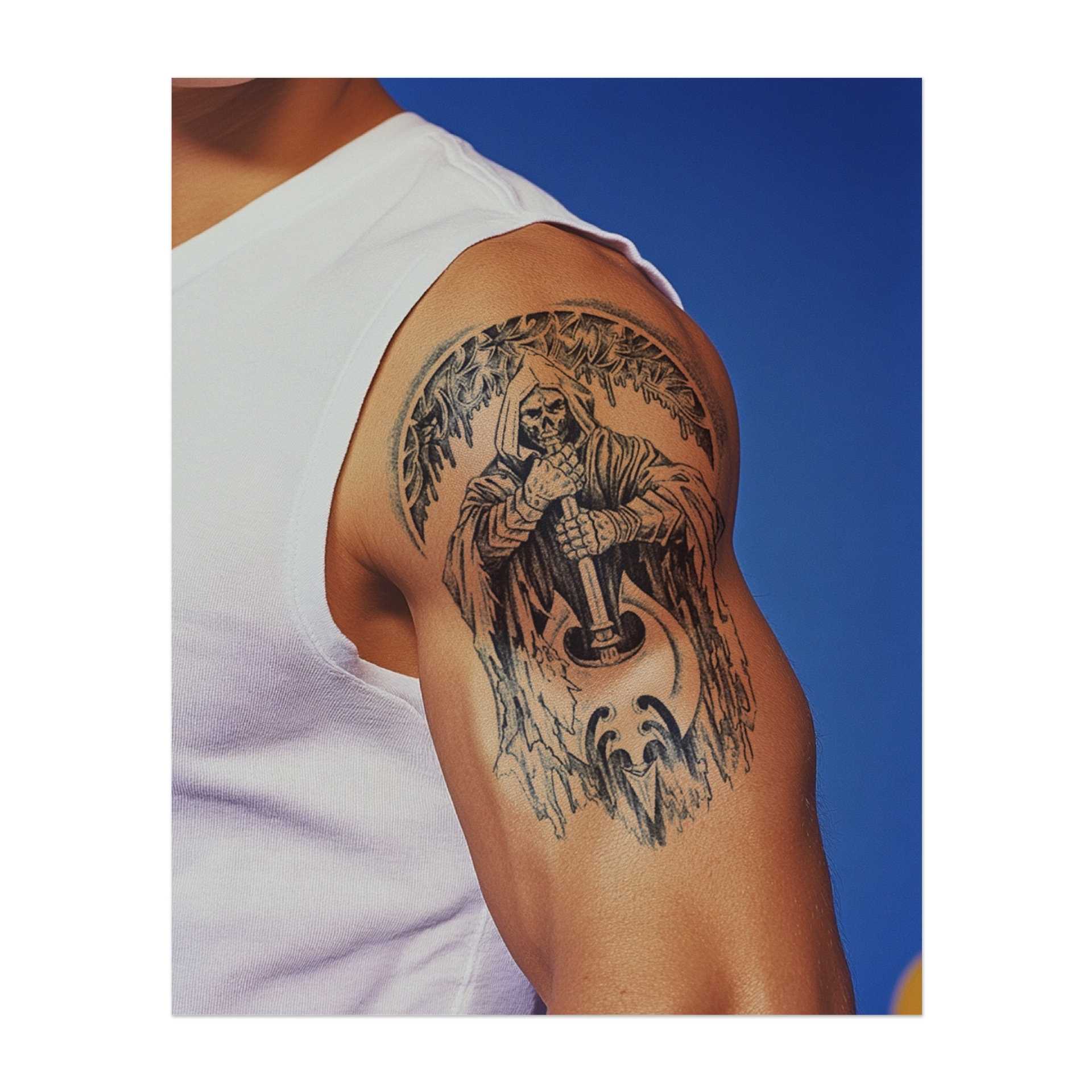 Una figura oscura con un volto simile a un teschio, avvolta in un mantello, che impugna una grande ascia. Lo sfondo raffigura una scena mistica e congelata. Il tatuaggio ha un aspetto potente che cattura la forza e il mistero del Tristo Mietitore.