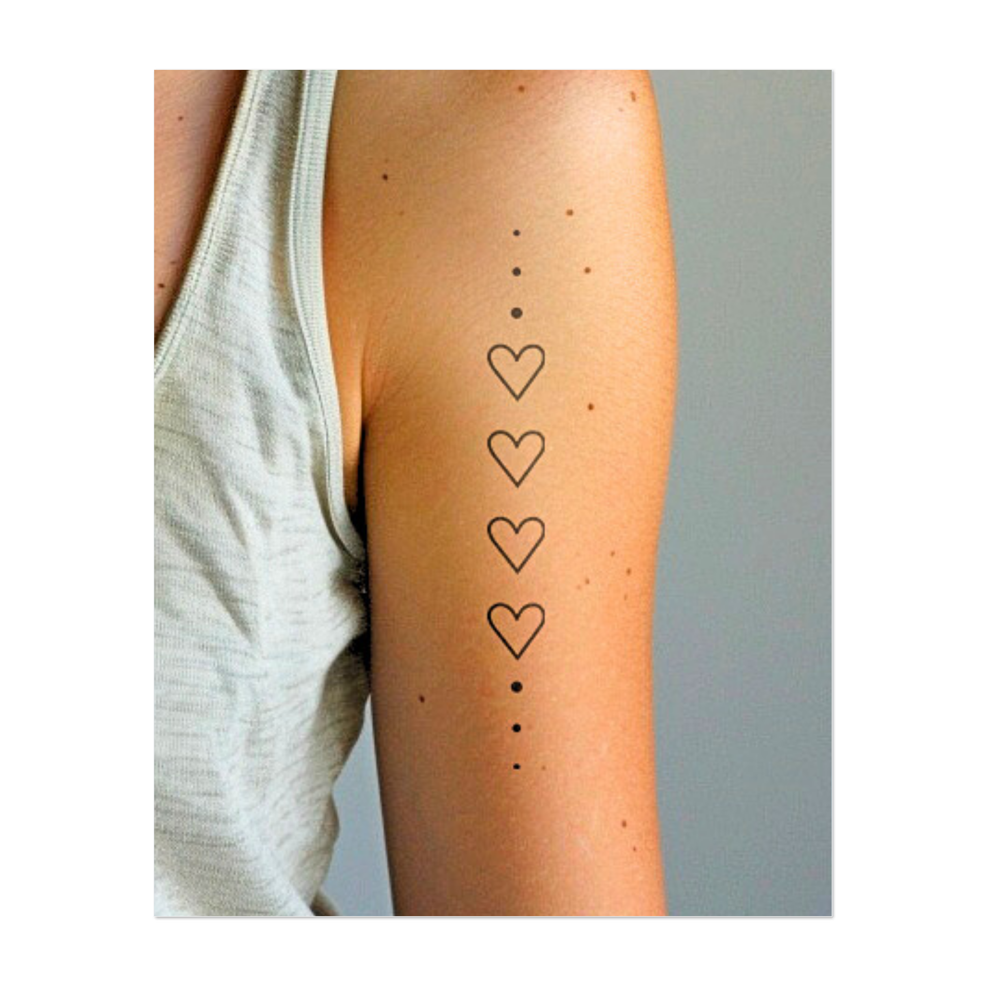 Un design minimalista composto da quattro cuori equidistanti, incorniciati da delicati punti. L'orientamento verticale conferisce al motivo una struttura pulita e moderna, un simbolo discreto di amore, connessione ed equilibrio.