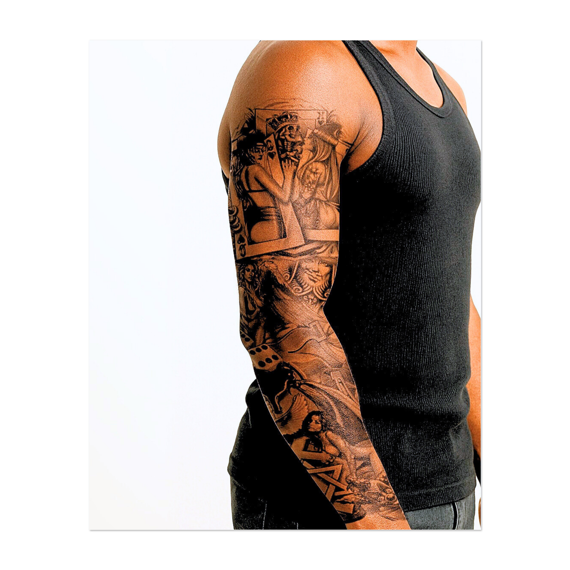 Questo tatuaggio è un vivace collage di carte da gioco, dadi, donne, fiamme e colombe, che simboleggiano il destino, la passione e il caos della vita. Ogni elemento si intreccia in un racconto drammatico di rischio, desiderio e ricerca della libertà.