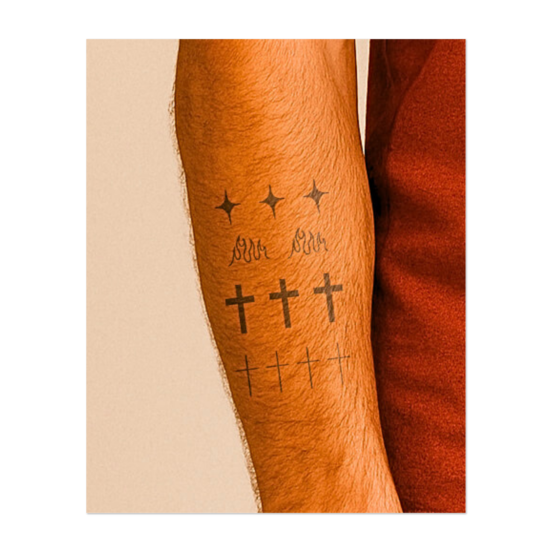 Un semplice ma potente insieme di croci e fiamme che simboleggiano fede, spiritualità e purificazione. Le stelle aggiungono un tocco di guida divina e ci ricordano di rimanere fedeli al nostro cammino.