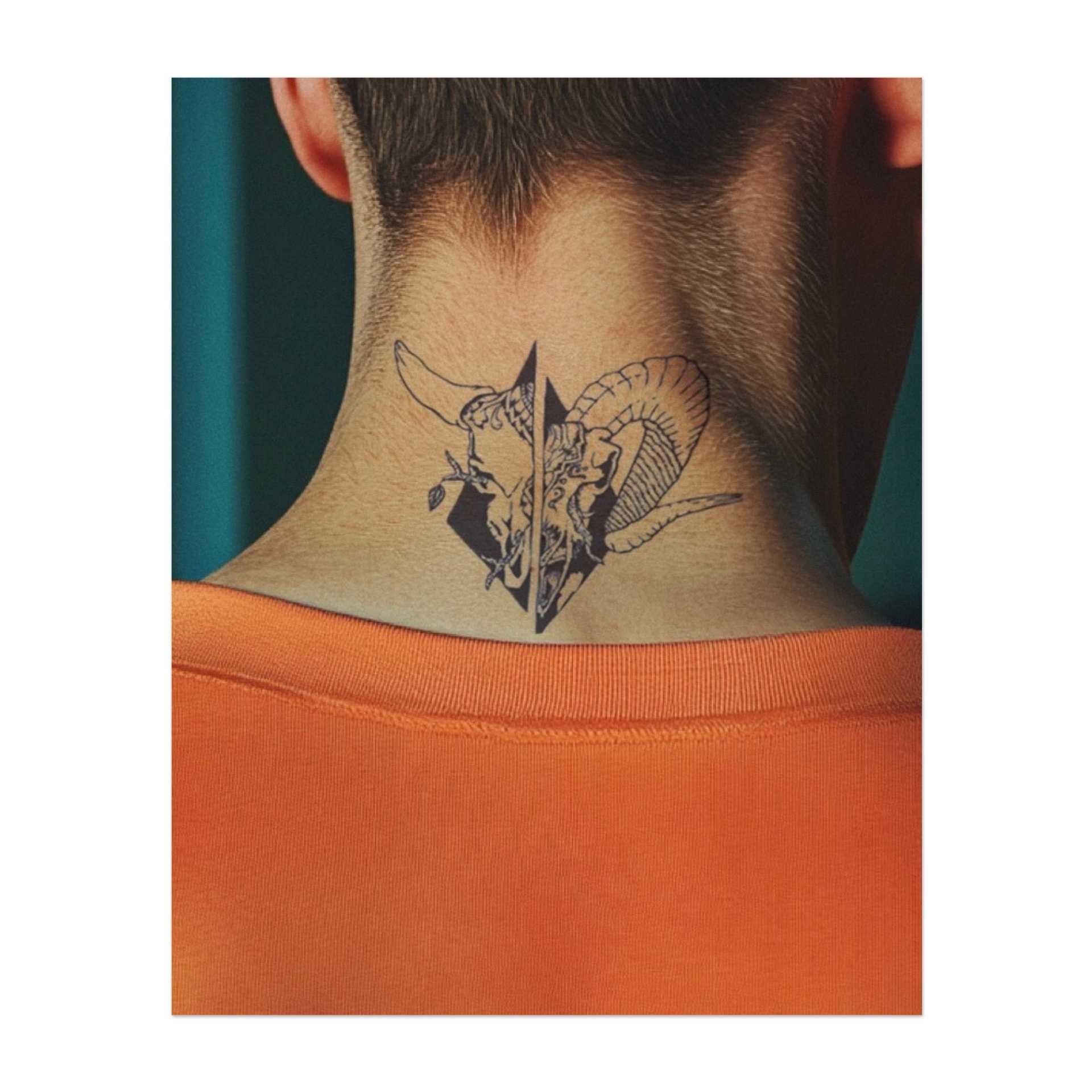 Un sorprendente disegno di una testa di ariete con corna contorte, divisa a metà per rivelare un cuore appuntito e geometrico. Questo delicato tatuaggio a inchiostro simboleggia forza, equilibrio e la dualità della natura. Perfetto per chi apprezza sia la potenza che la vulnerabilità.