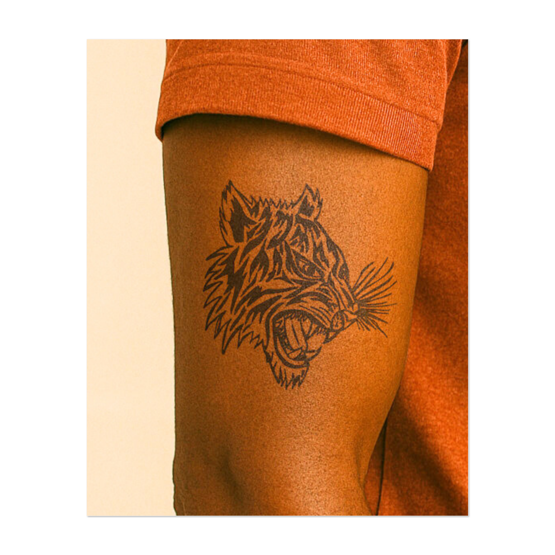 Una potente e ruggente testa di tigre che mostra denti aguzzi e occhi intensi. Questo tatuaggio rappresenta forza, coraggio ed energia feroce ed è un'ottima scelta per chi abbraccia la propria natura impavida e inarrestabile.