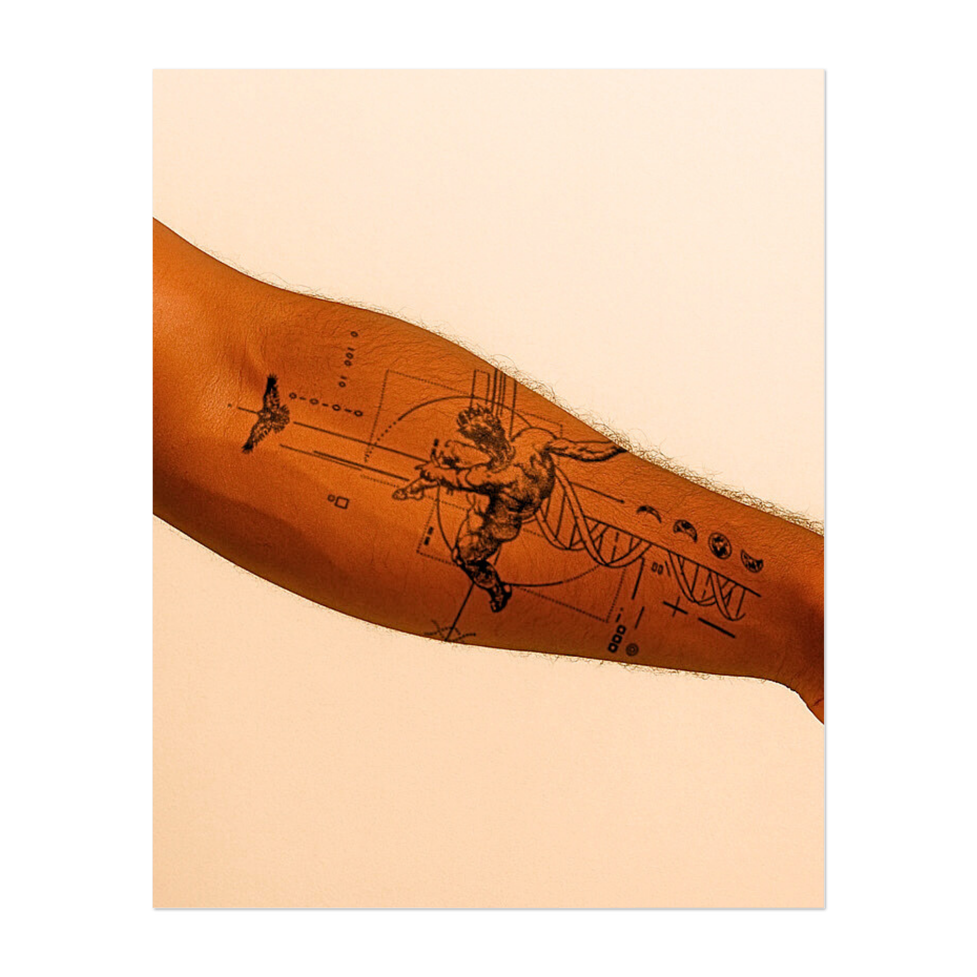 Questo design è una fusione di arte classica e simbolismo futuristico. Raffigura una figura muscolosa intrecciata con un'elica di DNA, circondata da motivi geometrici, fasi lunari e codice binario. Esplora l'intersezione tra creazione, scienza e destino cosmico.