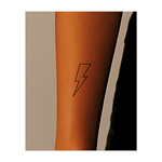 Un fulmine angolare e sorprendente, delineato da spesse linee nere. Questo design vibrante ed energico simboleggia potenza, velocità e audacia; ideale per una dichiarazione minimalista e d'impatto, piena di energia e dinamismo.