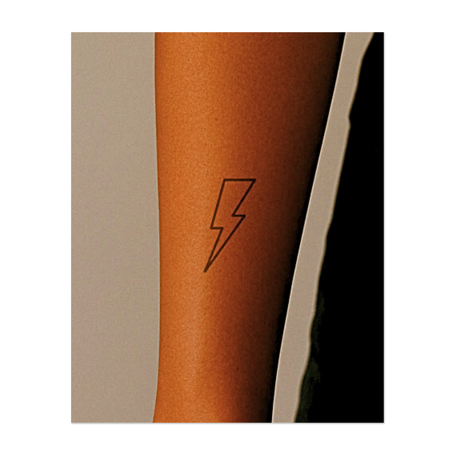 Un fulmine angolare e sorprendente, delineato da spesse linee nere. Questo design vibrante ed energico simboleggia potenza, velocità e audacia; ideale per una dichiarazione minimalista e d'impatto, piena di energia e dinamismo.