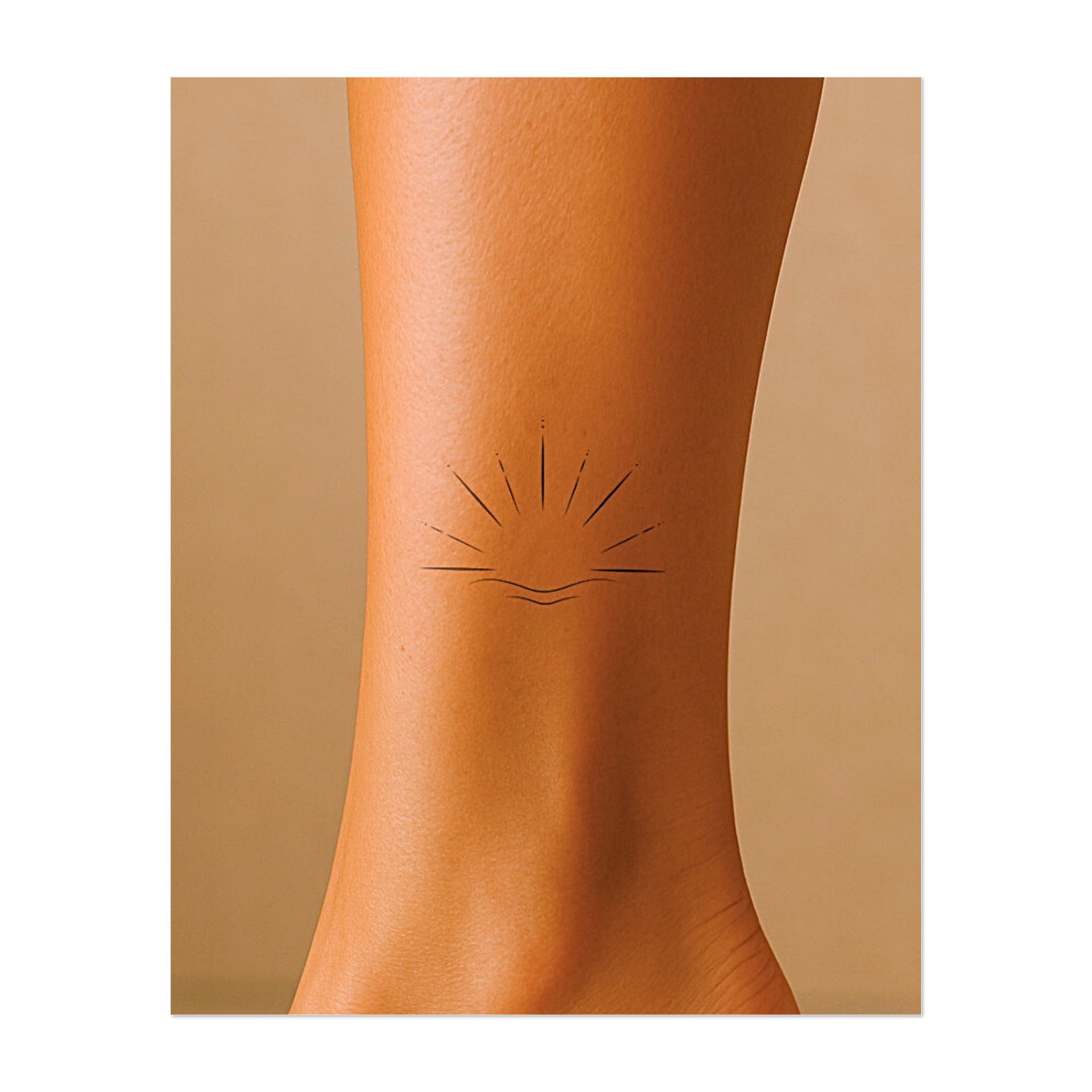 Un'alba vibrante domina morbide onde, ogni raggio è coronato da delicati punti. Questo design elegante e minimalista evoca pace, rinnovamento e bellezza naturale, ideale per un look rilassante e rinvigorente.